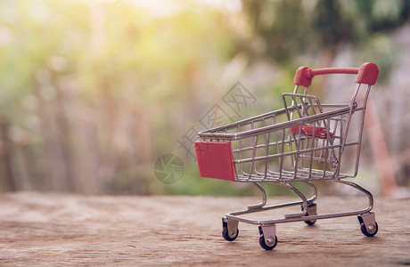 购物理念棕色木桌上的空购物车网上购物消费者可以在家购物和送货图片