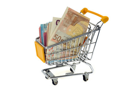 超市购物车中的欧元纸币特写在白色背景上图片