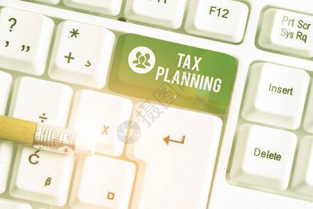 手写文本书写税务规划从税收角度对财务状况或计划进行概念照片分析白色pc键盘图片