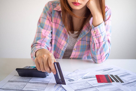 妇女在计算其月支出后面临财务和信用卡债务之后图片