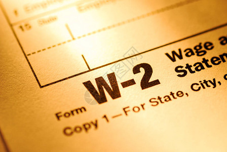 为美国财政部或国税局填写的表格W2工资和税务报表已关闭图片