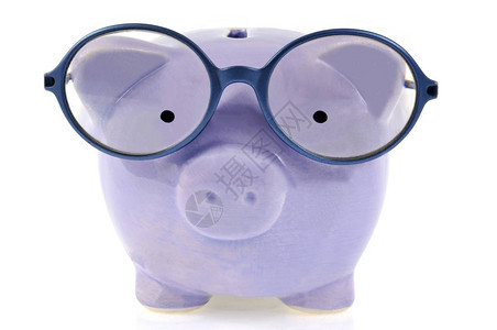 银行家和小猪银行的概念眼镜贴在白色图片