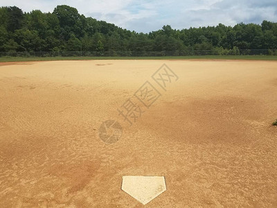 公园里有泥土和本垒板的棒球钻石图片