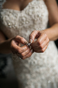 拿着她的订婚戒指的新娘图片