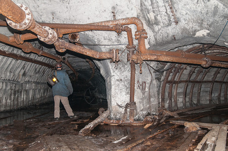 从煤矿通往黑暗的隧道图片