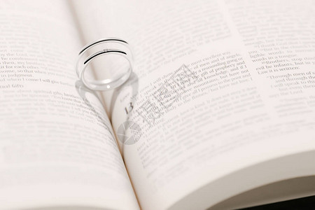 圣经的形象婚戒和心的影子图片