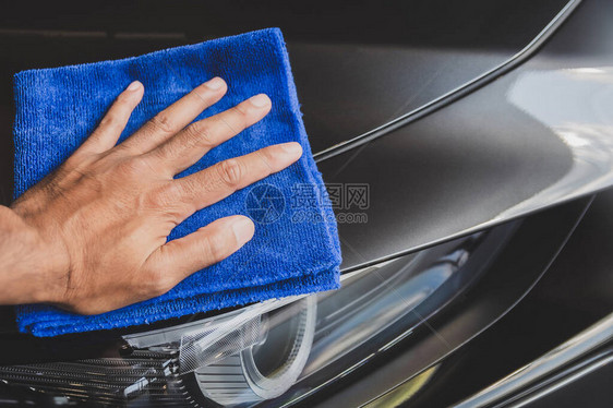 男子亚洲检查和清洁设备洗车用灰色汽车为客户在服务运输汽车运输汽车形象的汽车陈图片