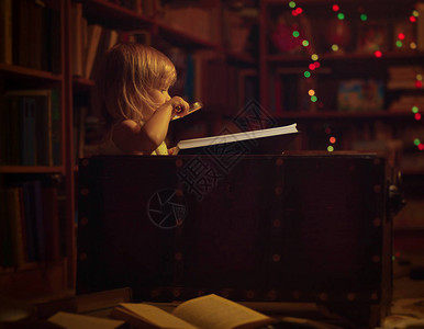 一个小女孩在家庭图书馆看书图片
