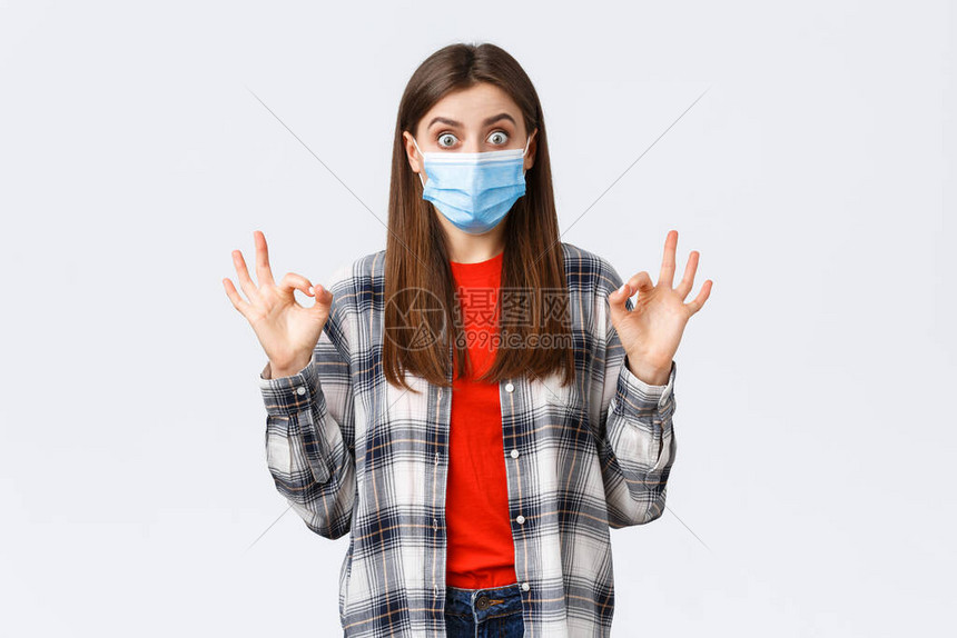 兴奋和惊讶的年轻女表现出良好的征兆高清图片下载-正版图片504573054-摄图网