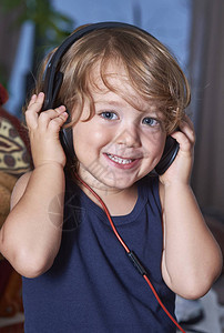 3岁男孩用耳机听音乐图片