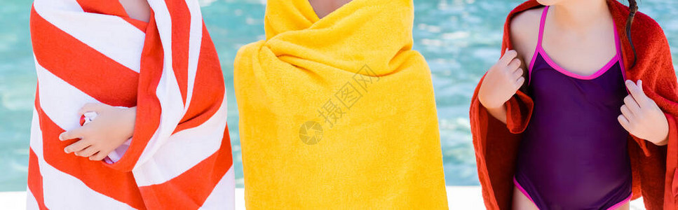 穿泳衣的女孩在朋友用毛巾包着的亲友附图片