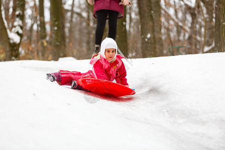 冬天滑下山的女孩图片