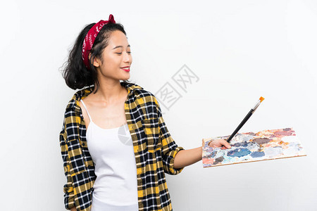 年轻女艺术家拿着调色盘图片