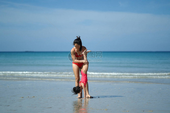 亚裔女人花时间在海滩图片