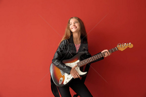 在彩色背景下弹吉他的少女图片