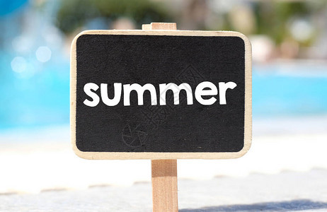 夏天这个词写在黑板上在酒店度假胜地阳光图片