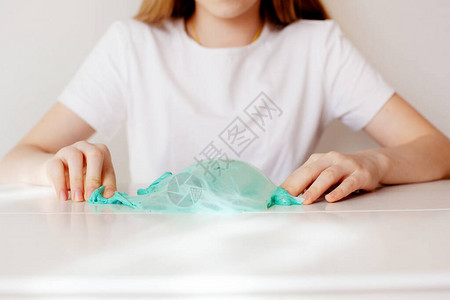 女孩用蓝色黏液制造泡图片