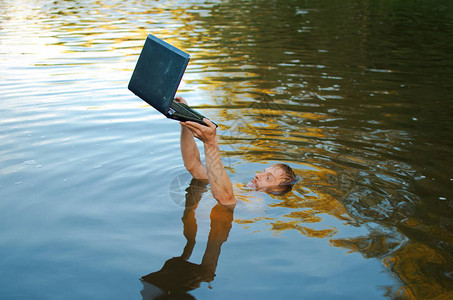 人类淹死在湖中但试图挽救他的笔记本电脑这很可图片