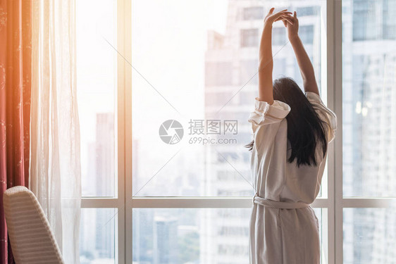 与年轻女孩的快乐生活质量平衡概念图片