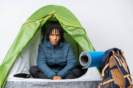 年轻的非洲美国人在露营绿色帐篷里面部模图片