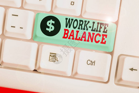 显示工作生活平衡的书写笔记分配给工作和生活方面的时间的商业图片