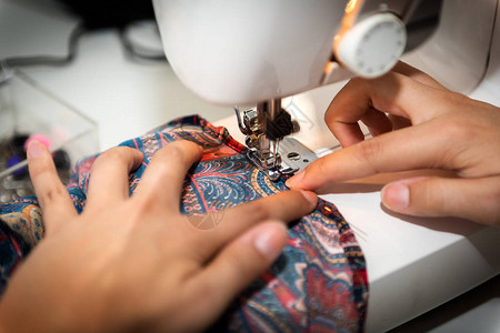 裁缝,剪裁缝过程妇女的手背景