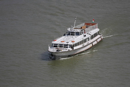 船在多瑙河上的水风景图片
