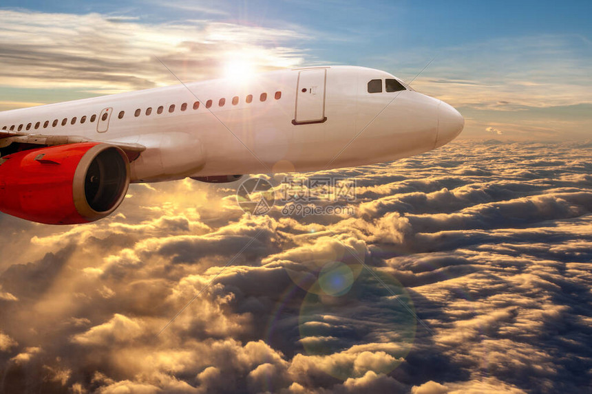 航空概念显示飞机在金色夕阳云上飞行的特写镜头图片