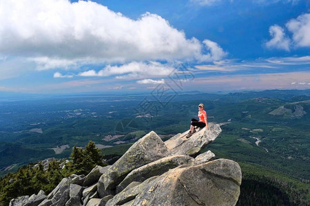 美利坚合众国华盛顿西雅图附近的Pilchuck山州公园山谷上空的岩石上妇图片