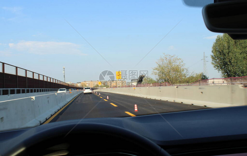 夏季与公路建设一起在高速公路上驾驶你的汽车图片