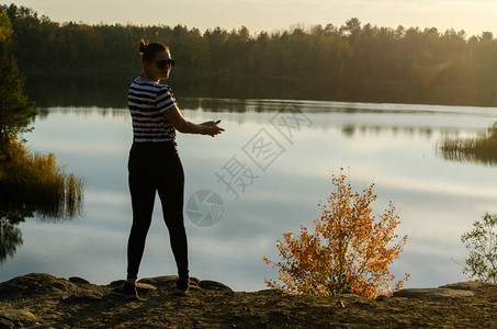 站在湖边的女孩图片