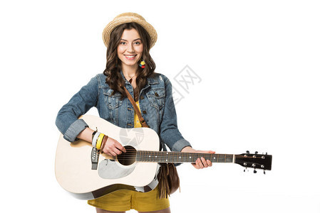 微笑的boho女孩弹着声响吉他图片