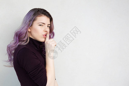 穿紫色头发的漂亮女人默无图片