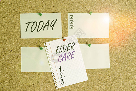 写笔记显示老年护理照顾需要帮助解决医疗问题的老年人的商业概念Corkboard大小的纸背景图片