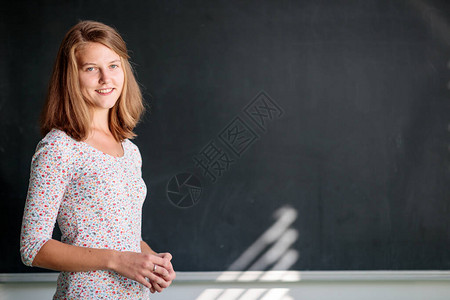 大红袍茶叶美丽的年轻女学生年轻的茶叶手在上课背景