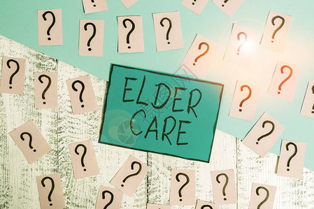 显示老年护理的文字符号商业照片文字说明需要帮助解决医疗问题的老年人的护理木桌上有厚纸板背景图片