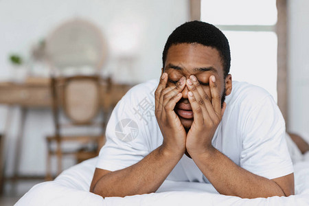 睡不着的非洲男人鲁冰眼在早晨在家睡觉图片