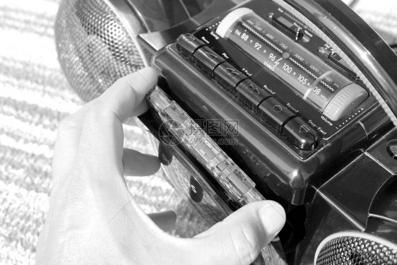 用于听音乐录音磁带的旧式便携式图片