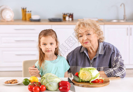 可爱的小女孩外婆在厨房图片