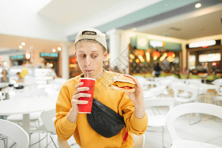 在商场美食广场的背景下图片