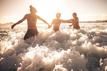 欢乐的暑假人们一起享受海浪图片