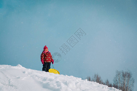 快乐的少女准备下雪滑图片