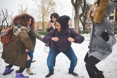 一群在公园里露雪的女友运动关系享受概念图片