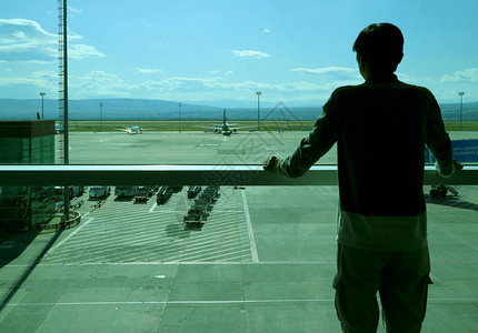 机场登机大厅的一个人的轮椅望着跑道上图片