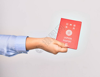 手持日本护照文件的天主教青年女子手中持有日护照证件图片