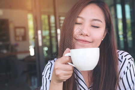 一位美丽的亚洲女闭上眼睛图片