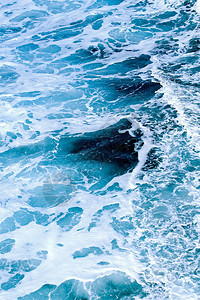 蓝海泡沫喷出海水顶视图片