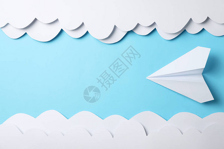 蓝色背景上的纸云和飞机旅行图片