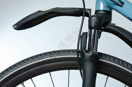 安装在现代自行车上的黑图片