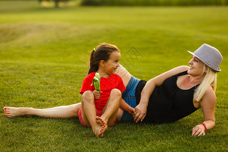 年轻母亲与女儿在春图片